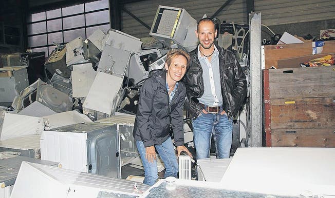 Sammeln und sortieren &ndash; Beatrix Schiess und Sohn Marco inmitten ausgedienter Waschmaschinen. (Bild: Philipp Stutz)