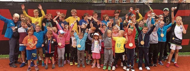 Über 43 Kinder spielten bei den Raiffeisen-Open Tennis und freuten sich über ihre Erfolge. (Bilder: PD)