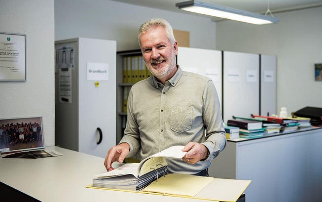 «Effizient, weil man sich kennt»: Hans Peter Tomasi ist seit 40 Jahren Andwiler Grundbuchverwalter. (Bild: Sabrina Stübi)