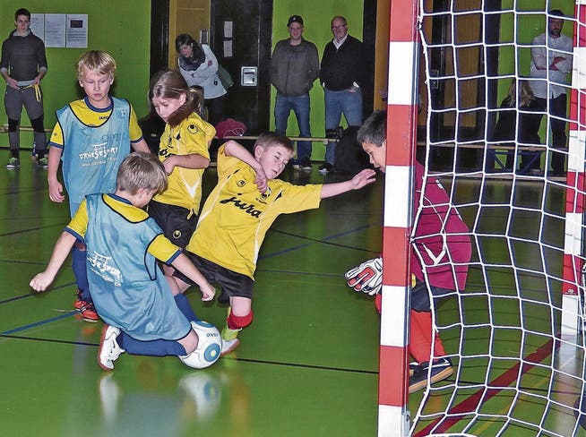 Im Match der F-Junioren des FC Altstätten gegen den FC Au-Berneck wurde so ambitioniert gekämpft wie bei den Grossen. (Bild: Ulrike Huber)
