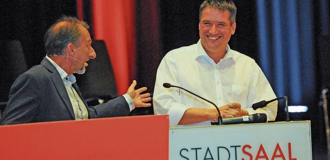 Besser nicht über Fussball sprechen: Moderator Dani Wyler und Christian Levrat, Präsident der SP Schweiz. (Bild: Michael Hug)