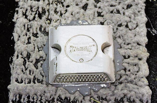 Die Sicherheitslinie auf der Umfahrung Wattwil ist neu mit Swarovski-Kristallen ausgestattet. (Bild: Martin Knoepfel)