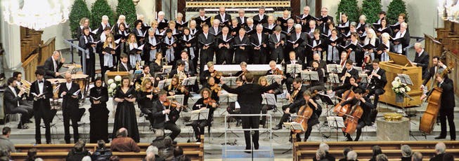 Chor, Orchester und Gesangssolisten ernteten nach der Messe von Josef Gabriel Rheinberger tosenden Applaus. (Bild: Theodor Looser)