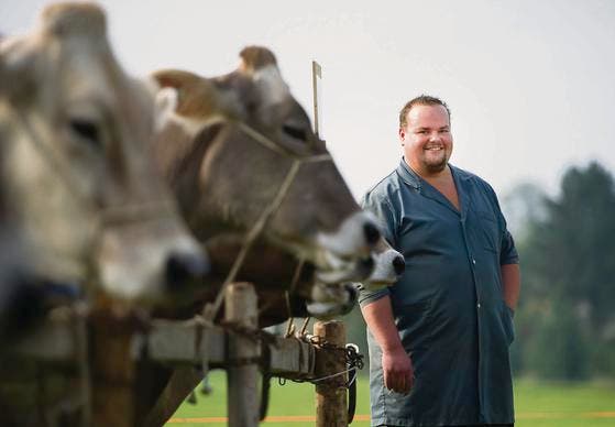 Nicht nur die Kühe stellen sich zur Schau: Bauer Roland Ziegler hat in einer ruhigen Minute Zeit, sich und seine Kühe zu präsentieren. (Bild: Urs Bucher)