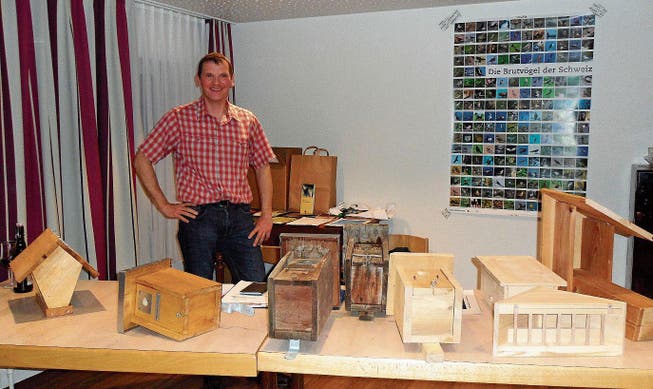 Kurt Breu präsentiert ein Vogelhaus und Nisthilfen. (Bild: pd)