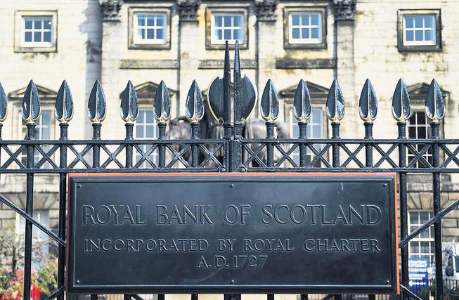 Die Royal Bank of Scotland (RBS) in Edinburgh. Das Geldinstitut droht mit einem Umzug nach London, sollte Schottland unabhängig werden. (Bild: epa/Andy Rain)