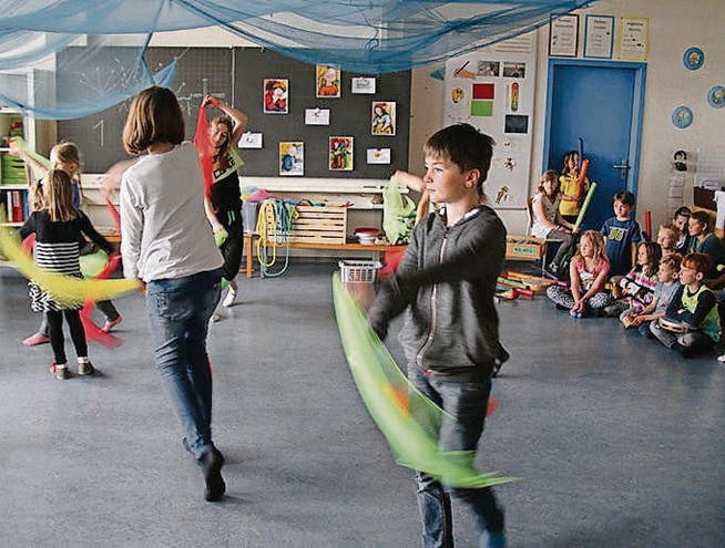 Die Kinder tanzen und musizieren zu «Hänsel und Gretel». (Bild: Fejsal Sulejmani)