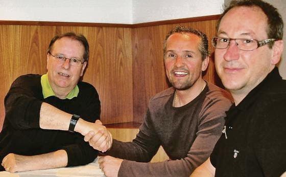 Vertrag unterzeichnet (v. l.): Andy Plüss (SC Rheintal), René Müller (HC Davos) und Raphael Weder (SCR). (Bild: ys)