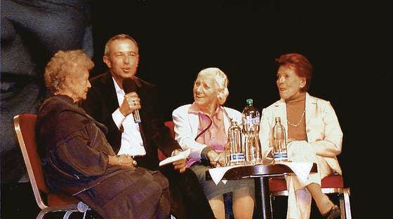 Erzählen gemeinsam von ihrem Leben: (von links) Schauspielerin Stephanie Glaser, Trudi Kilian und Sängerin Lys Assia im Gespräch mit Moderator Daniel Forler. (Bild: pd)