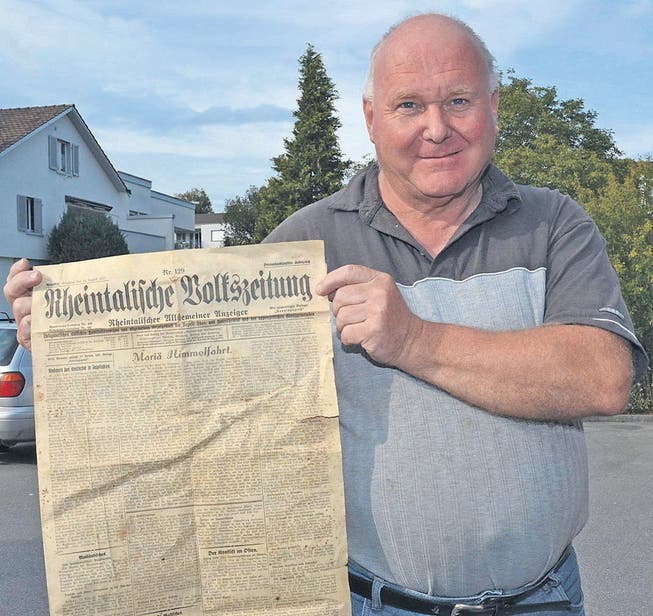 Martin Stieger hat die Zeitung vom 14. August 1937 daheim gefunden. (Bild: Monika von der Linden)