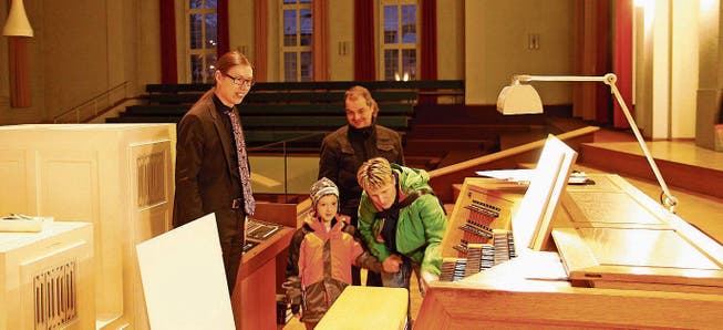 Faszinierende Orgel: Die Gelegenheit, sie näher kennen zu lernen, wurde rege benützt. (Bild: Peter Küpfer)