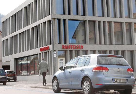 Deutsche Autokennzeichen vor der Raiffeisenbank St. Margrethen: Seit dem Kundenbrief der UBS ist das ein häufiger gesehenes Bild. (Bild: Samuel Tanner)