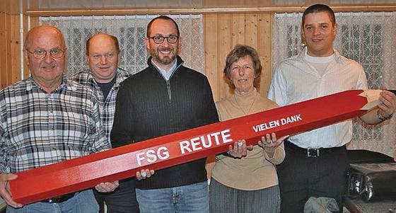 Präsident Andy Heierli (rechts) mit dem scheidenden Aktuar Luzius Sturzenegger (Mitte) sowie der Schützenstube-Crew (v. l.) um Erwin Bühler, Röbi «Pumi» Bänziger sowie Lydia Bühler. (Bild: pd)