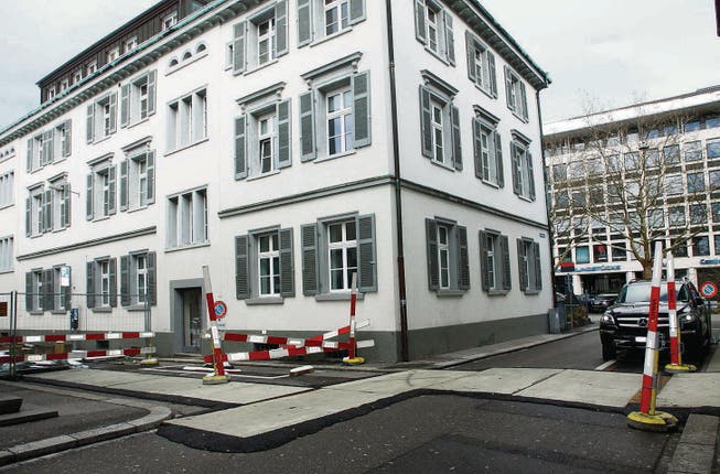 Zwischen der Hinteren Bahnhofstrasse und der Hinteren Poststrasse sind einige Parkplätze wegen einer Baustelle temporär aufgehoben worden. (Bild: Elisabeth Reisp)