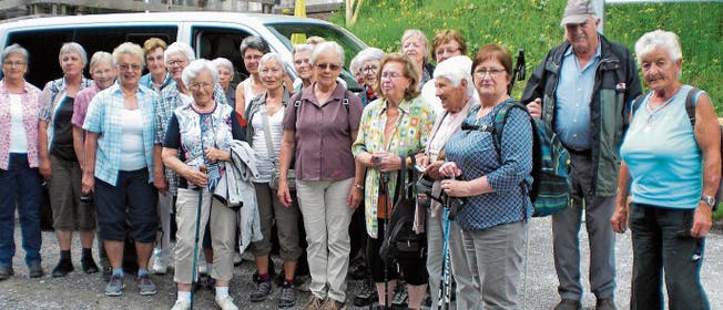 Für die letzten Meter konnten die Senioren auf einen Kleinbus zurückgreifen, so sie denn wollten. (Bild: PD)