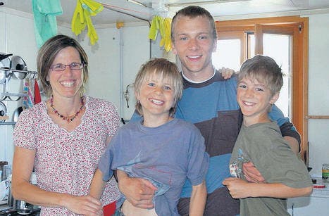 Haben Spass in der Küche: Brigitte Joos mit «ihren Gehilfen» David Prescott (hinten rechts), Remo und Ferienkind Manuel (vorne rechts).