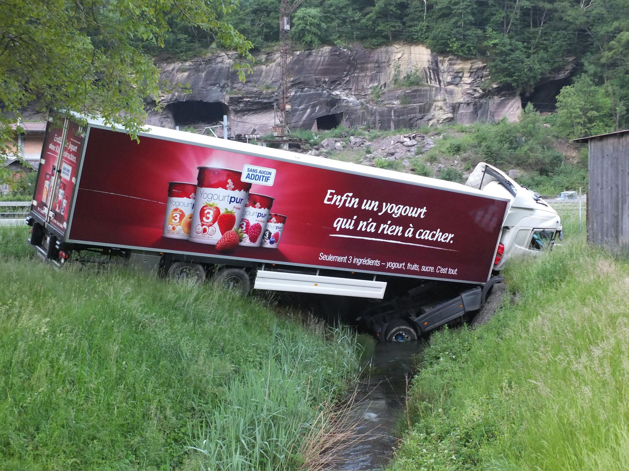 Lastwagen Durchbricht Leitplanke