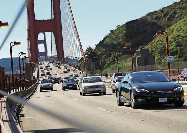 Ein elektrisch betriebener Tesla (rechts) passiert die Golden-Gate-Brücke. Geht es nach dem Willen Kaliforniens, werden in absehbarer Zukunft nur noch Elektroautos auf den Strassen unterwegs sein und keine Benziner und Diesel mehr. (Bild: iStock)