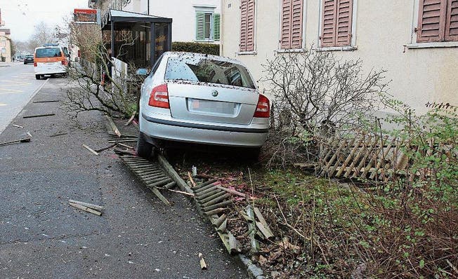 Das Unfallauto im Vorgarten eines Wohnhauses an der Zürcher Strasse. (Bild: Stadtpolizei St. Gallen)