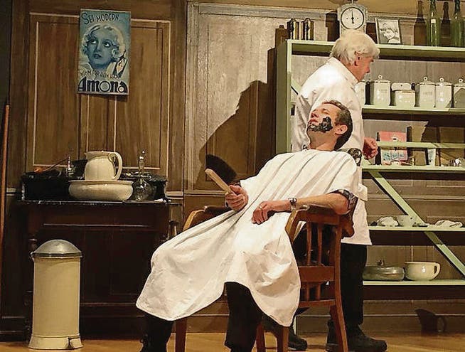Der Barbier (Ruedi Mosimann) trägt seinem Kunden (Karl Mock) statt Rasierschaum Pechsalbe auf. (Bild: pd)