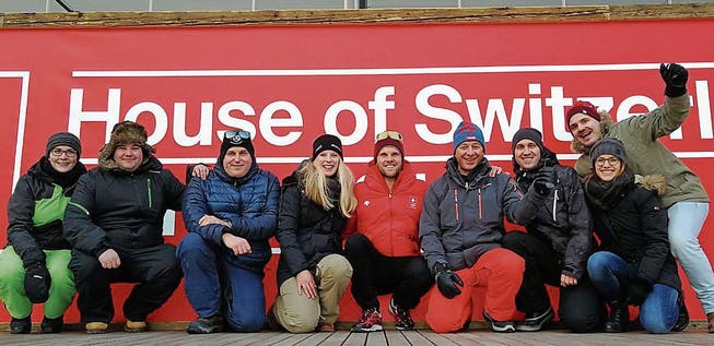 Skicross-Fans besuchen das House of Switzerland (von links): Marlen Fuchs, Michael Willers, Marc Zürcher, Isabella Deiss, Marc, Beni und Sven Bischofberger, Simone Dürr sowie Raphael Thür. (Bild: pd)