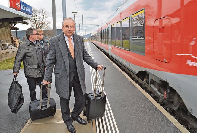 Die Reise kann beginnen: Der Rüthner Gemeindepräsident Thomas Ammann fährt mit der Bahn an die Wintersession ins Bundeshaus nach Bern. (Bild: Ralph Dietsche)