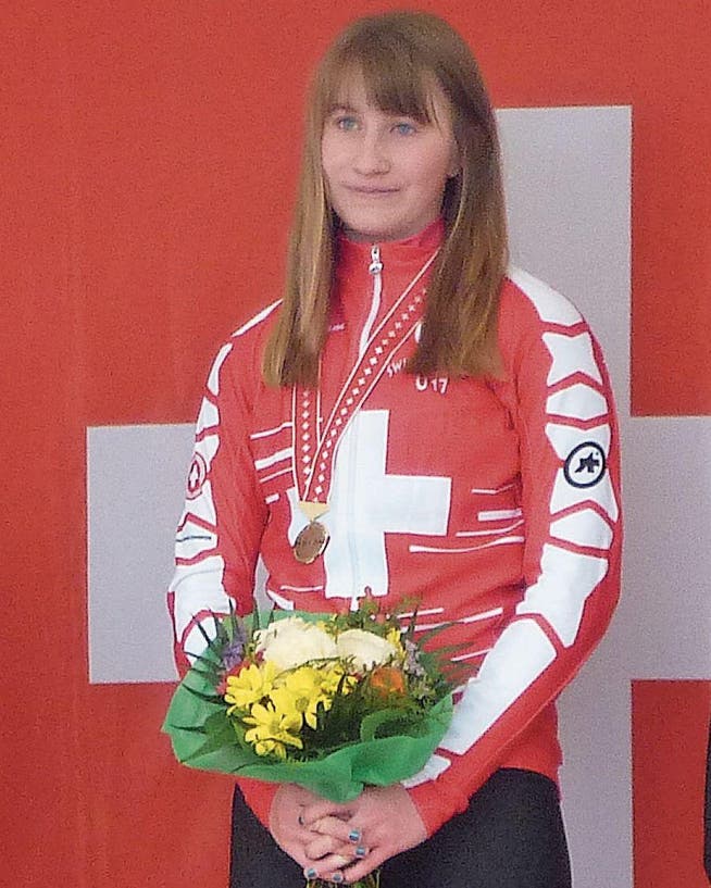 Ein Bild, das zur Gewohnheit wird: Vera Schmid trägt nach Schweizer Meisterschaften die Goldmedaille um den Hals. (Bild: pd)