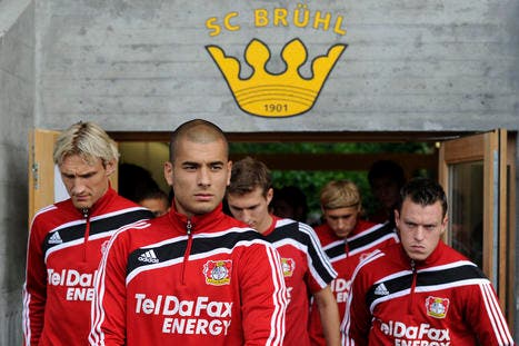 Bayer Leverkusens Eren Derdiyok läuft mit seinen Teamkollegen ins Paul-Grüninger-Stadion ein. (Bild: Urs Bucher)