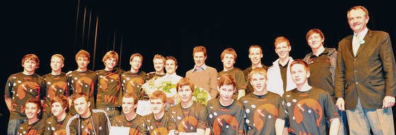 Die Wiler Sportler des Jahres: U16-Team des UHC Wil, Pablo Brägger (hinten, 6. v. l.), Daniel Hubmann (hinten, 7. v. l.) sowie Albert Schweizer (rechts) als Sportförderer. (Bild: uno.)
