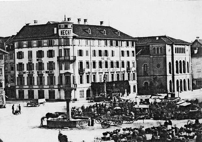 Das Hotel Hecht und rechts daneben das alte Theater um 1870.