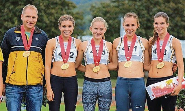Coach Roman Scherrer (Präsident KTV Bütschwil), Chiara Scherrer, Alina Federer, Selina Büchel, Delia Scherrer, Team-Schweizer-Meister 1500 Meter (von links).