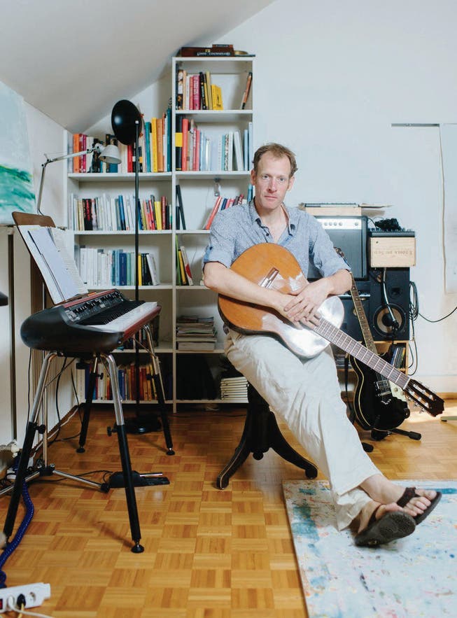 Der St. Galler Musiker Stefan Ingold in seiner Atelier-Wohnung mitten in der Altstadt. (Bild: Benjamin Manser)