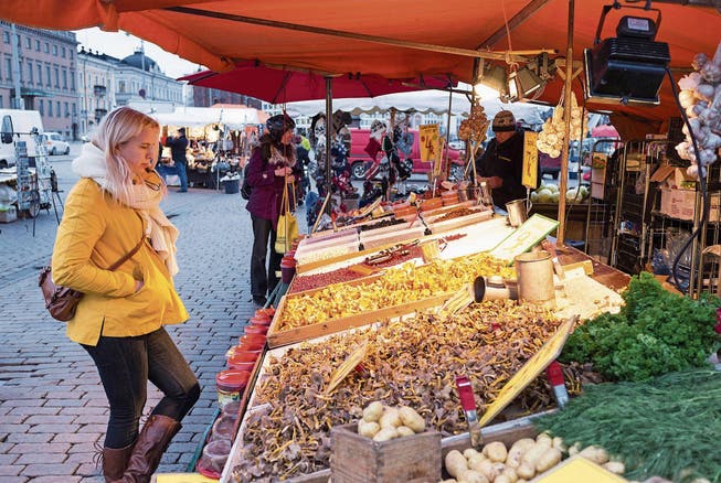 Ein Markt in der finnischen Hauptstadt Helsinki. Das Grundeinkommen soll auch den Konsum ankurbeln. (Bild: Alamy)