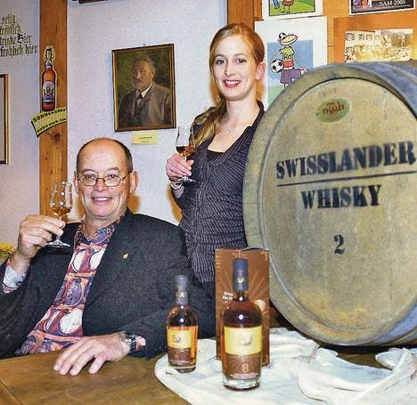 Bierbrauer und Whisky-Liebhaber: Sonnenbräu-Inhaber Arnold Graf und Tochter Claudia Graf präsentieren den ersten Ribel-Swisslander- Whisky. (Bild: Max Tinner)
