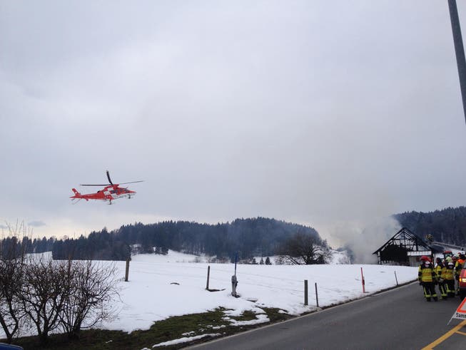 Der Rega-Helikopter beim brennenden Bauernhaus. (Bild: Karin Erni)