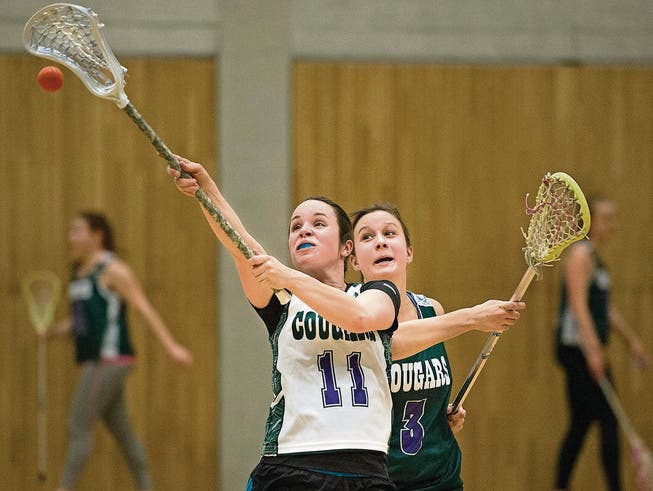 Lacrosse ist eine sehr schnelle Sportart, die von den Spielerinnen alles abverlangt. (Bilder: Benjamin Manser)
