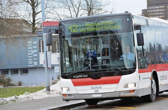 Die Buslinie 12 hat sich bewährt. Sie soll im Dezember ihren regulären Betrieb aufnehmen und mit der Linie 10 verbunden werden. (Archivbild: Ralph Ribi)