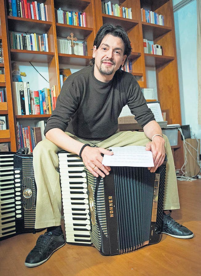«Von der Balkanmusik komme ich so schnell nicht los»: Goran Kovacevic in seinem Musikzimmer. (Bild: Ralph Ribi)