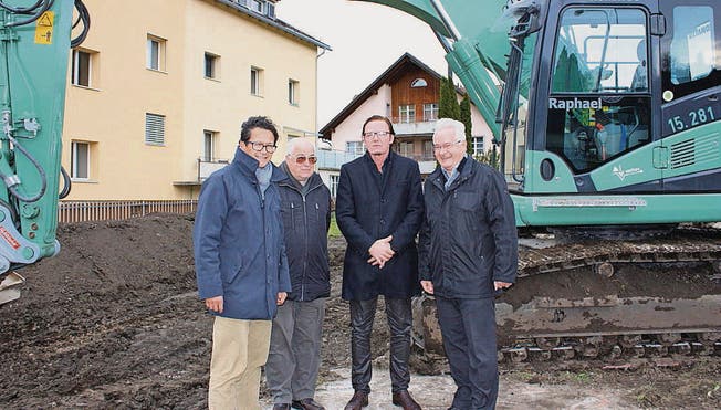 Am Spatenstich: Robert Ritter (Geschäftsführer Rütihof AG), Otto Gehrig (Gehrig AG), Architekt Michael Stillhart und der Niederbürer Gemeindepräsident Niklaus Hollenstein. (Bild: Donat Beerli)