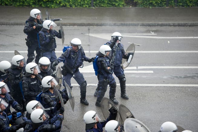 Die Polizei setzt sich gegen randalierende Basel-Anhänger zur Wehr. (Bild: Michel Canonica)