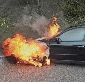 Flammen lodern im Auto. (Bild: Kapo SG)