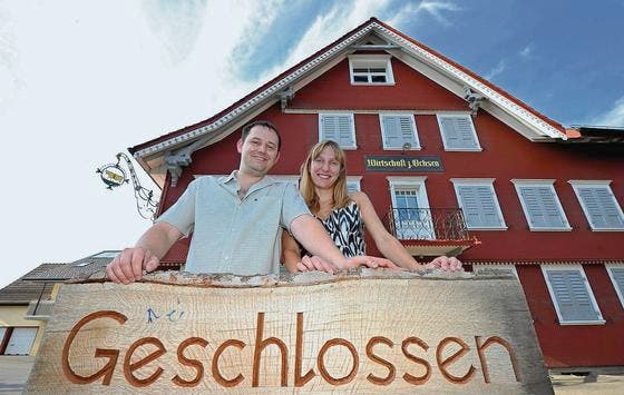 Bis auf weiteres geschlossen: Christian und Ramona Tobler verlassen den «Ochsen» in Lömmenschwil. Einen Nachfolger gibt es noch nicht. (Bild: Hanspeter Schiess)