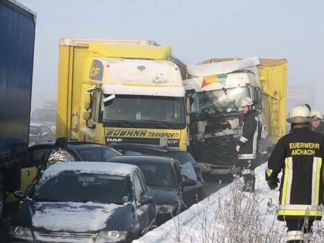 MASSENKARAMBOLAGE: 17 Verletzte Bei Massenkarambolage