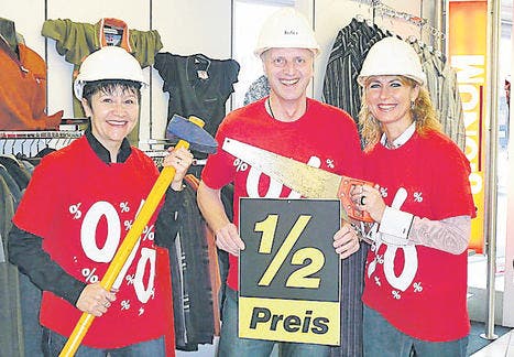 Peter Frei und die Verkäuferinnen Uschi Spirig und Romy Gebert sind mit Hammer und Säge bereit für den geplanten Umbau. (Bild: ste)
