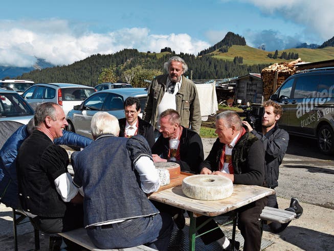Die Toggenburger Käser Walter Räss, Willi Schmid, Jakob Knaus (von links) mit Dominik Flammer (stehend) beim Austausch mit den welschen Käseproduzenten. (Bild: PD)