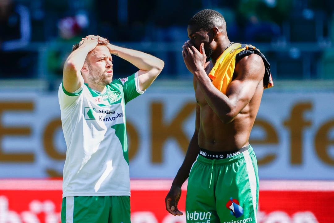 Die beiden St.Galler sind sichtbar enttäuscht: Andreas Wittwer (links) und Kofi Schulz nach der fünften Niederlage in Serie. (Bild: Freshfocus)