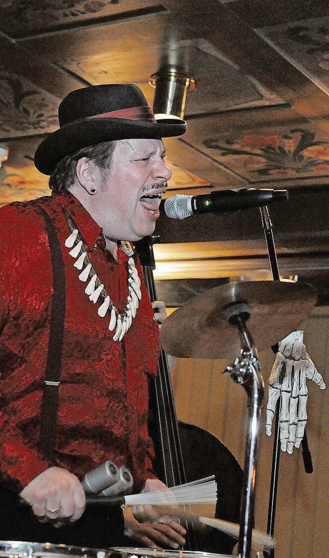 Wird als schräger Vogel bezeichnet: Dr. Will spielte am Samstag in der «Chrüter & Choller All Bourbon & Blues Bar» in Wildhaus. (Bild: Michael Hug)