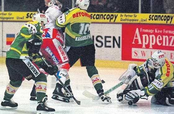 Bild aus besseren Tagen: Einst spielten Uzwil und Wil erfolgreich in der 1. Liga. Im Bild das Derby EHC Uzwil &ndash; EC Wil vom Februar 1999. (Archivbild: Rainer Bolliger)