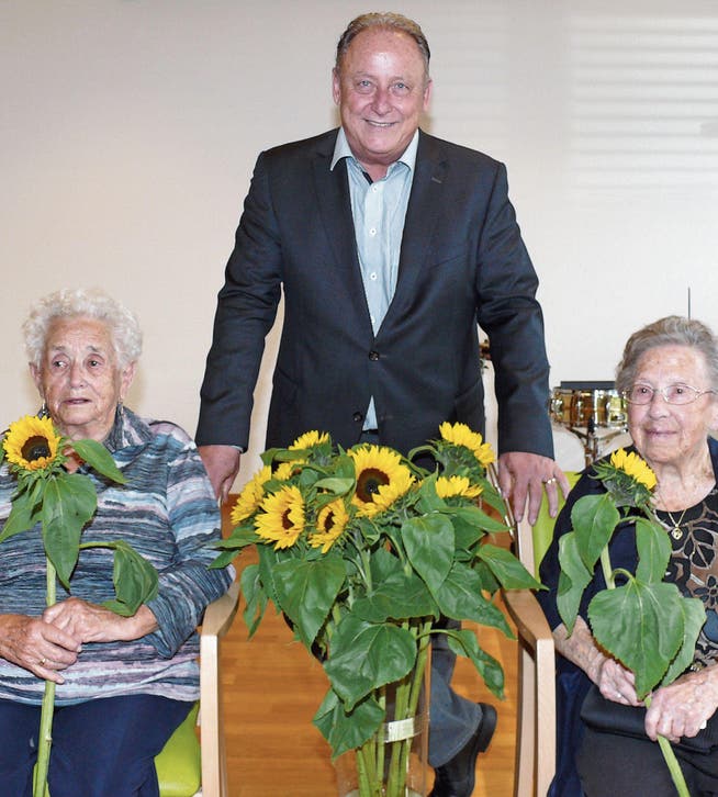 Gemeindepräsident Christian Spoerlé freut sich mit Frieda Aerne (90, links) und Elsa Moser, die in Kürze 100-jährig wird. (Bilder: Franz Steiner)