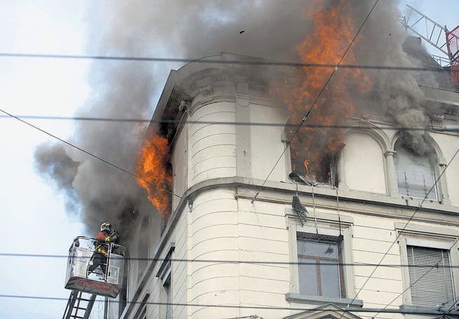 Der Brand brach in einem Eckhaus an der Engelgasse aus. Die Flammen durchschlugen die Fensterläden des vierten Stocks. (Bild: Benjamin Manser)